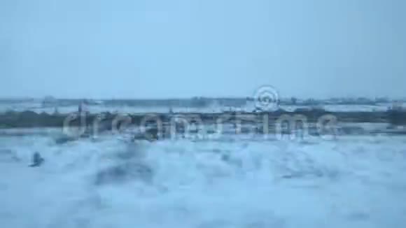 冬季俄罗斯景观从火车车窗公交车汽车视频的预览图