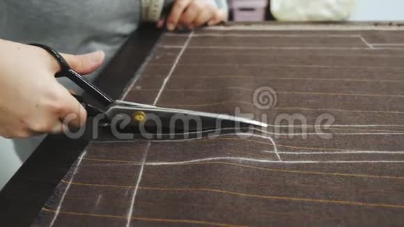 工作中的裁缝剪刀裁剪服装面料视频的预览图