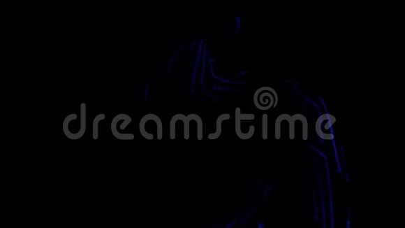 在一个在节目中跳舞的女孩身上的黑暗线条中发光视频的预览图