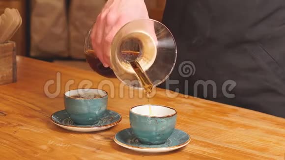 咖啡师正在往杯子里倒饮料视频的预览图