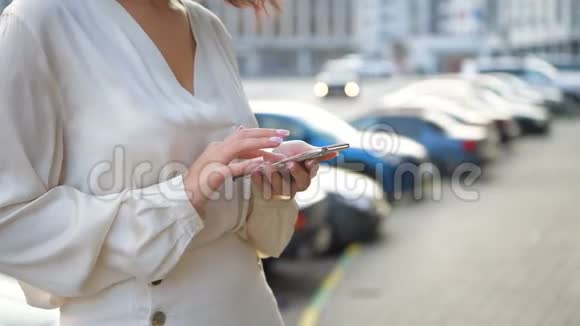 在城里商界女性用手机发短信视频的预览图