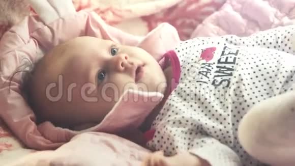 新生婴儿躺在背上第一次试图微笑高清1920x1080视频的预览图