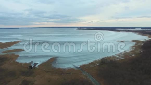 冰冻的阿斯尼亚德维湖鸟瞰视频的预览图