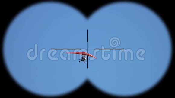 从双筒望远镜可以看到飞行的德尔塔普兰积极爱好和运动视频的预览图