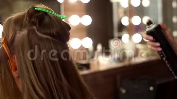 理发师在美容院做头发女孩的造型视频的预览图