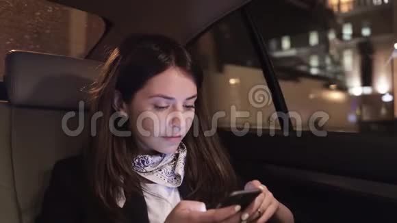 女商人在车里看智能手机时皱着眉头视频的预览图