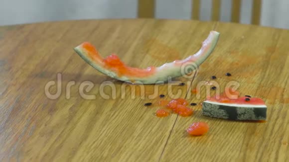 木桌上的西瓜子和果皮桌子上的乱七八糟的东西视频的预览图