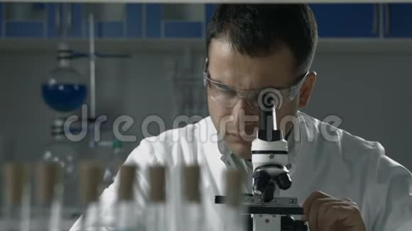实验室使用显微镜的科学研究员视频的预览图