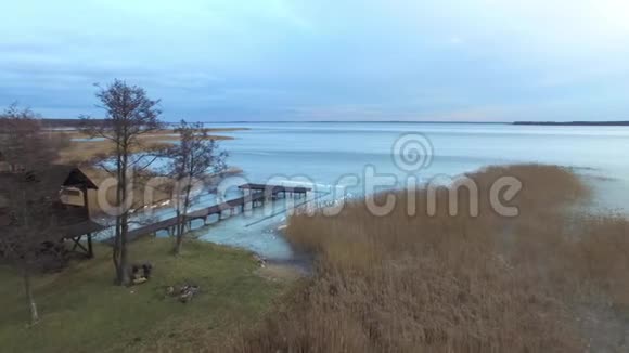 冰冻的阿斯尼亚德维湖鸟瞰视频的预览图