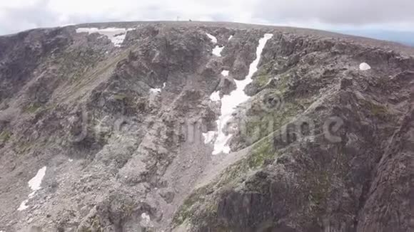 在阿尔泰山脉的高山上夏天有许多石头和雪冰河有着巨大的高山视频的预览图