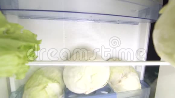 40岁的女性节食晚上打开冰箱吃沙拉视频的预览图