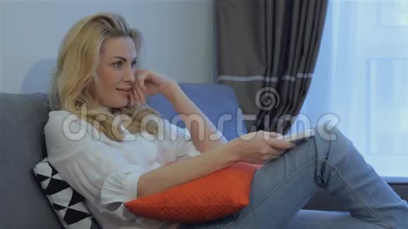 女人在家看电视视频的预览图