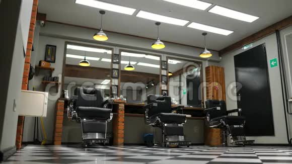 美发沙龙的老式挂灯理发店天花板复古灯巴伯杆美容院内部金属视频的预览图