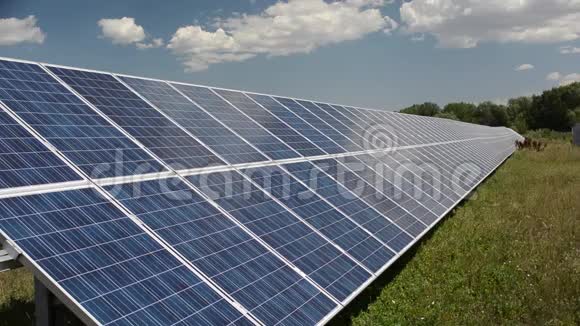 阳光日太阳能电池板农场视频的预览图
