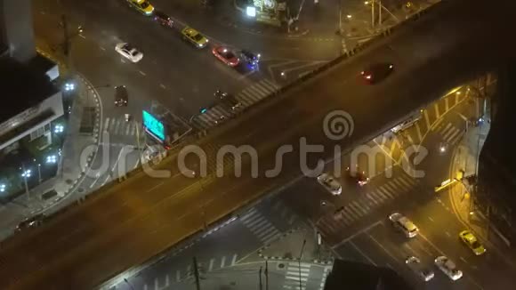 一座繁华的大城市的夜间交通视频的预览图