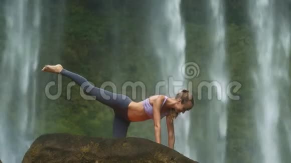 女孩站与放腿瑜伽姿势在旧石视频的预览图