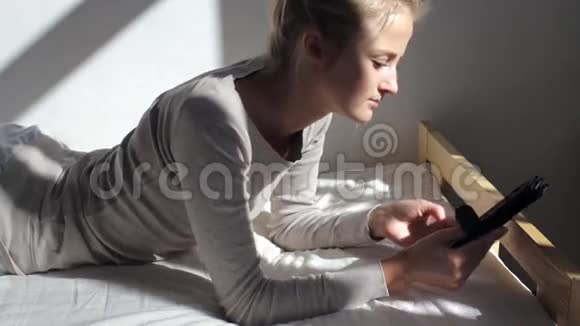 女人在看她的电子书视频的预览图