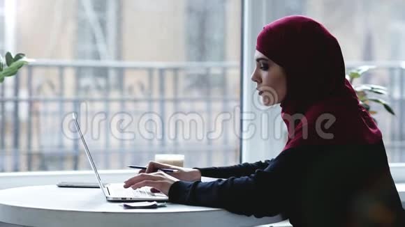 印度影片中美丽的穆斯林女孩头上戴着头巾在她头上打字然后在她身上写下一些东西视频的预览图
