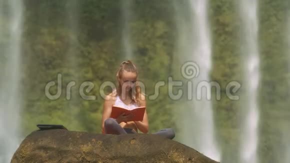 国家公园悬崖上的女孩笔记本视频的预览图