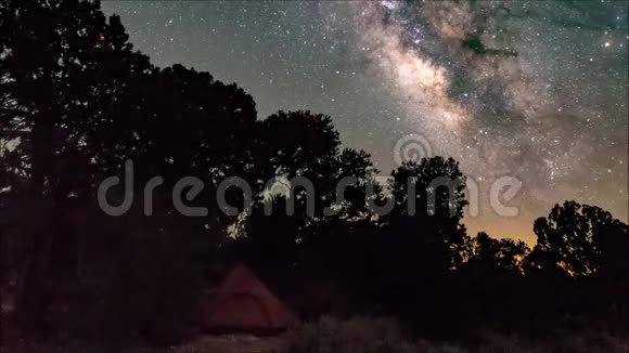银河系穿越露营地视频的预览图