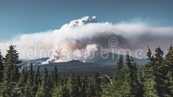 4K时移电影视频电影烟雾引起的大刷火宽拍摄在俄勒冈州火山口湖国家公园4k视频的预览图