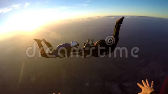 在令人惊叹的日落4K视频中跳伞者玩得很开心视频的预览图