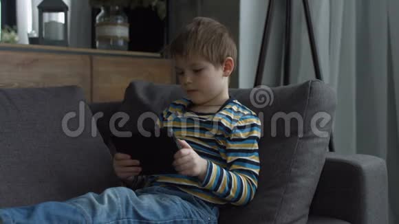 使用数码平板电脑玩游戏的学龄前儿童视频的预览图