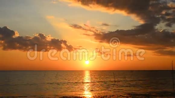 日落和海滩的天空视频的预览图