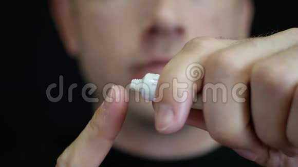 一个人用手指在嘴唇上的溃疡上涂抹一种治疗药膏疱疹嘴唇的治疗视频的预览图