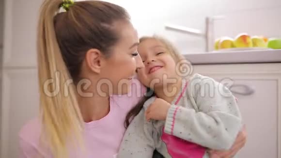 女儿和母亲慢动作地拥抱在家里视频的预览图