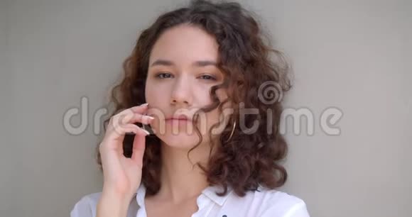 年轻的长头发的白种人卷曲的女模特在镜头前拍摄的特写照片视频的预览图