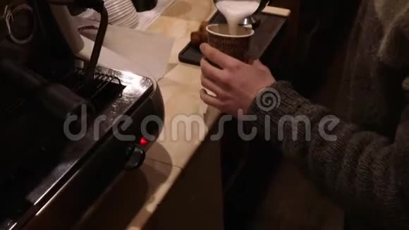 咖啡师用咖啡机流奶视频的预览图