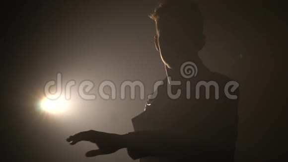 慢镜头拍摄一名穿皮夹克的男舞者会变成烟雾视频的预览图