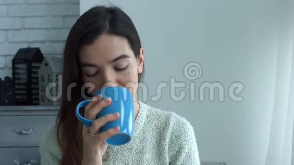 浪漫的美女在家喝咖啡视频的预览图