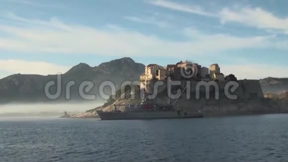 海军护卫舰在雾岛科尔斯卡尔维视频的预览图