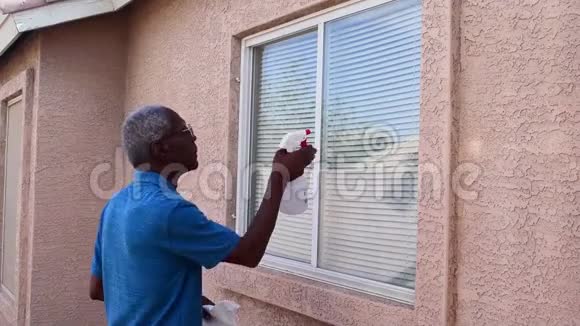 老人在洗一扇家的窗户视频的预览图