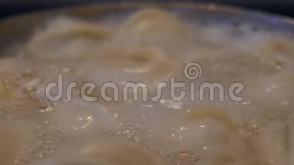 汤圆在平底锅中煮时大面积的水会咯咯作响视频的预览图