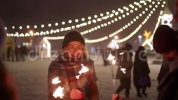 快乐的朋友在手中挥舞着火花圣诞前夜新年假期或生日聚会快乐视频的预览图