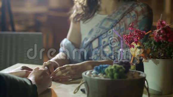 恋爱中的男人温柔地抚摸着女人的手订婚的情侣在咖啡馆里约会视频的预览图
