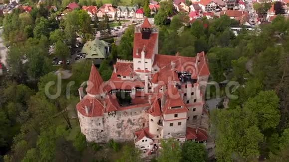 布拉索夫罗马尼亚布兰城堡鸟瞰图视频的预览图