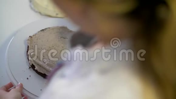 饼干奶油以螺旋的形式在蛋糕上视频的预览图