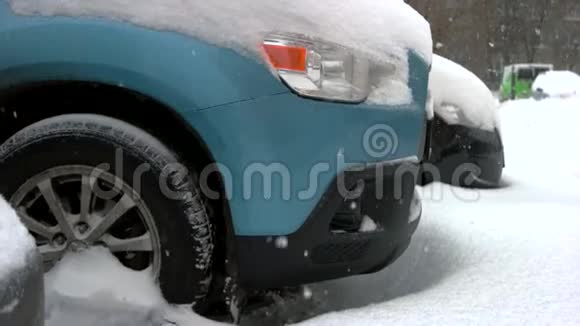 关闭陷在雪地里的汽车车轮视频的预览图
