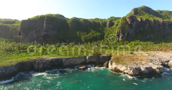 空中无人机鸟瞰视频海浪和岩石岛绿松石水热带乐园太平洋乐园视频的预览图