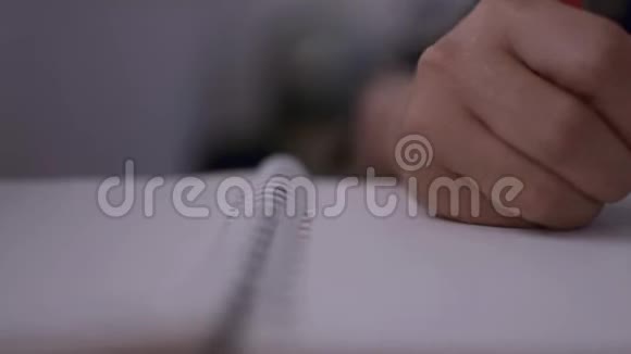 女人的手写在记事本上打字键盘在办公桌上视频的预览图