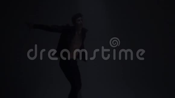 表演艺术一个男巴勒伦在黑暗中跳跃帕斯德聊天慢动作视频的预览图