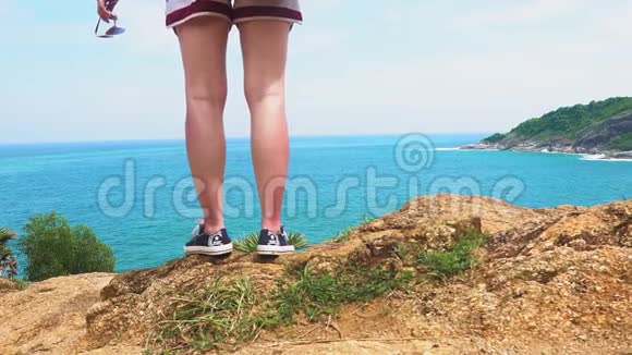 旅游和旅游一个带有热带岛屿的海景女孩站在悬崖边上看着热带地区视频的预览图