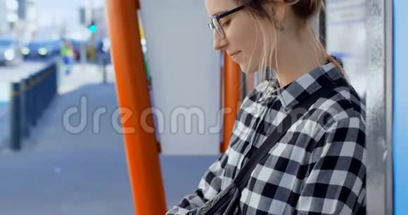 坐在公共汽车站的女人视频的预览图