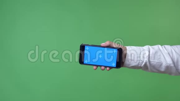 男人手在相机中显示带有色度的智能手机带有色度背景视频的预览图