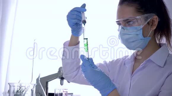 化学研究实验室工作人员用试管和注射器在室内试验液体视频的预览图