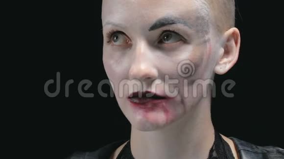 咆哮的女人带着恐怖的化妆视频的预览图